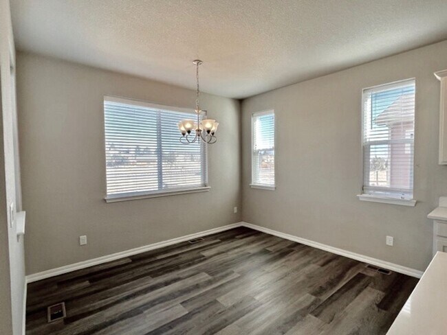 Building Photo - 5 Bedroom Home Close to Downtown Monument!!