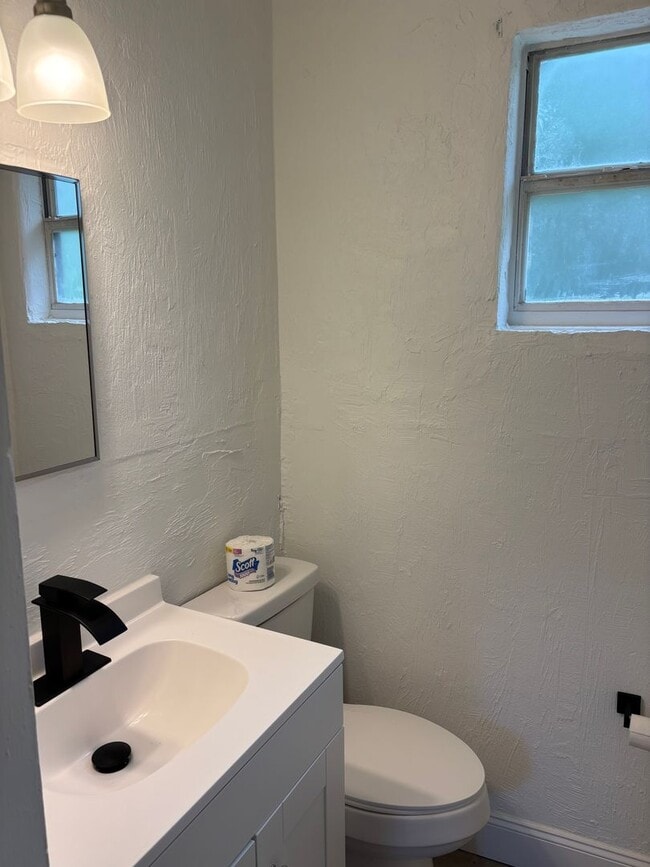 Building Photo - Newly Remodeled 3 Bedroom