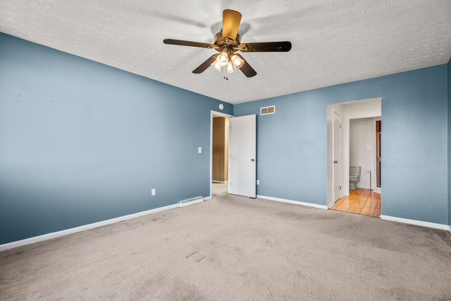 Master bedroom - 706 Sherwood Green Ct