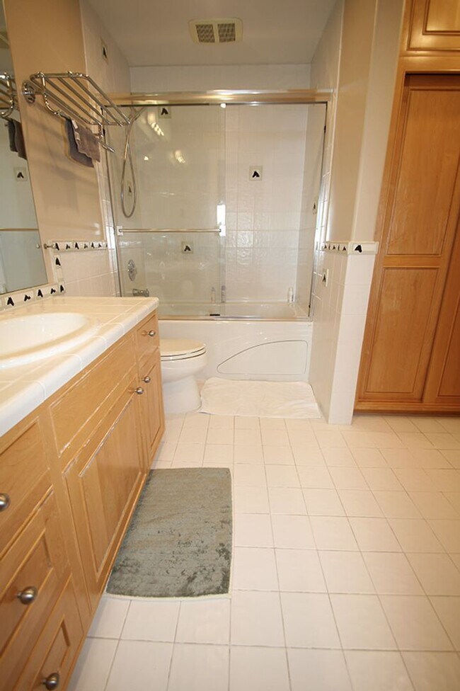 Building Photo - LUXURY 4 BEDROOM BELLEVUE HOME IN ‘THE SUM...