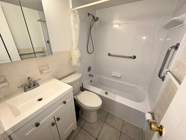 Building Photo - 301 W Ocean Ave