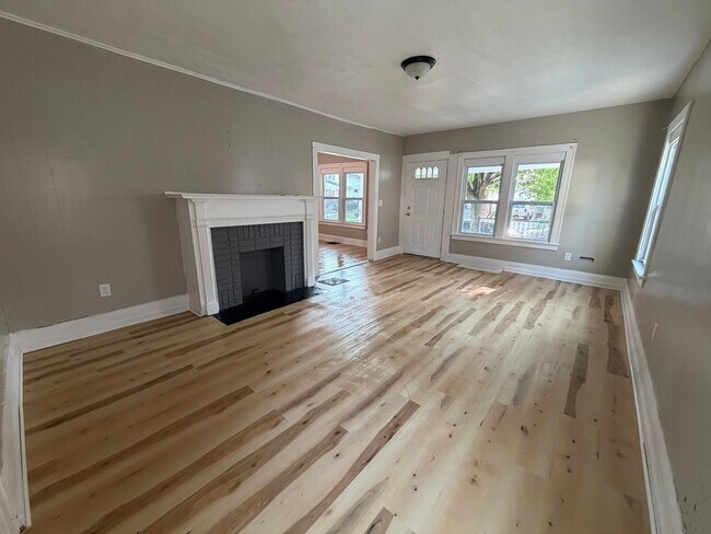 Building Photo - 4224 Fairview Dr