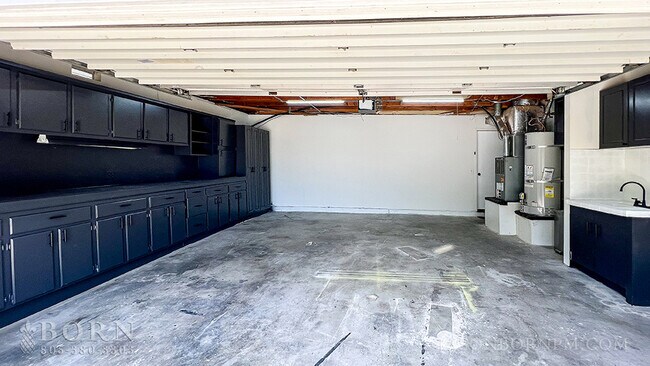 Building Photo - 1006 N Currier Ave