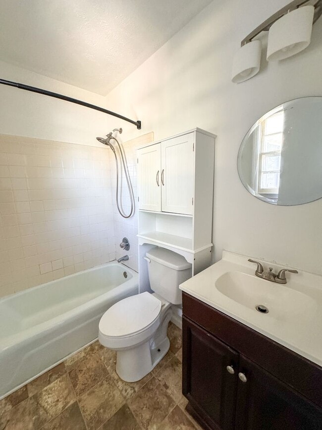 Building Photo - 3 Bed 2 Bath College Lakes Home with Fence...