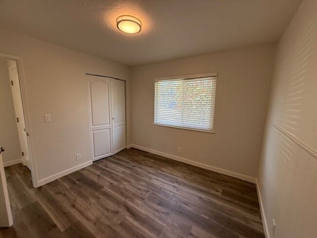 Building Photo - Absolutely Gorgeous 3 Bedroom 2 Bath Upgraded Home, New Kitchen, New Baths, New Flooring, Etc.