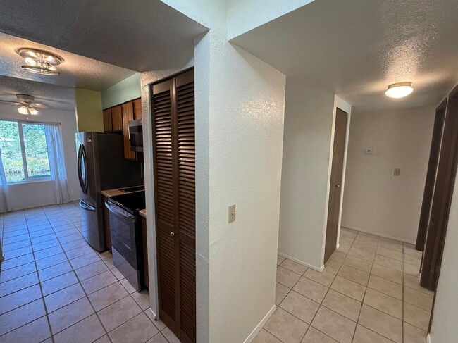 Building Photo - 2 Bedroom 2 Bathroom Sits Right on the Sho...