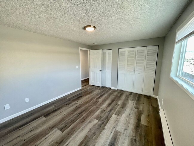 Building Photo - Beautifully Remodeled Ground-Level 2-Bedroom!