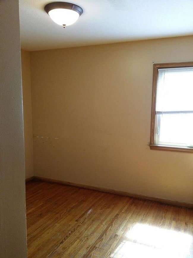 Building Photo - Spacious 5 bd - 2 bth / 1,548 Sq