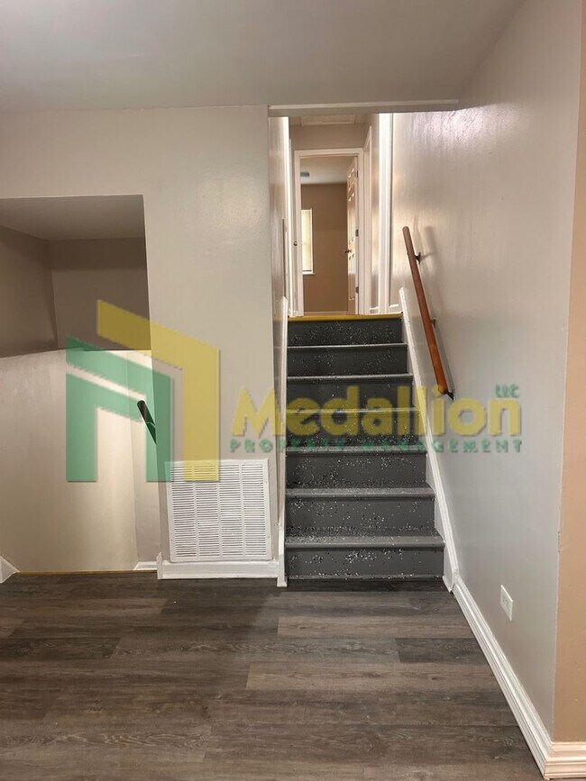 Building Photo - Experience the charm of this stunning 5-bedroom, 1.5-bath home, where modern living meets comfort...
