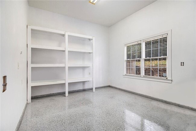 Building Photo - 960 Landmark Dr NE