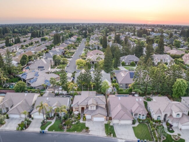Building Photo - Impressive 4 Bedroom 2.5 Bath home with Po...