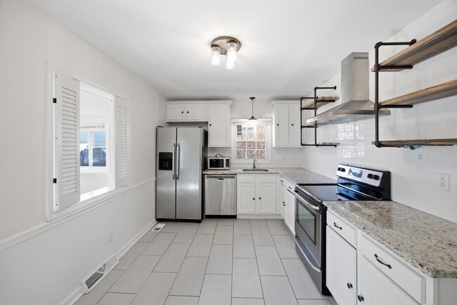 Building Photo - 2147 Palms Dr