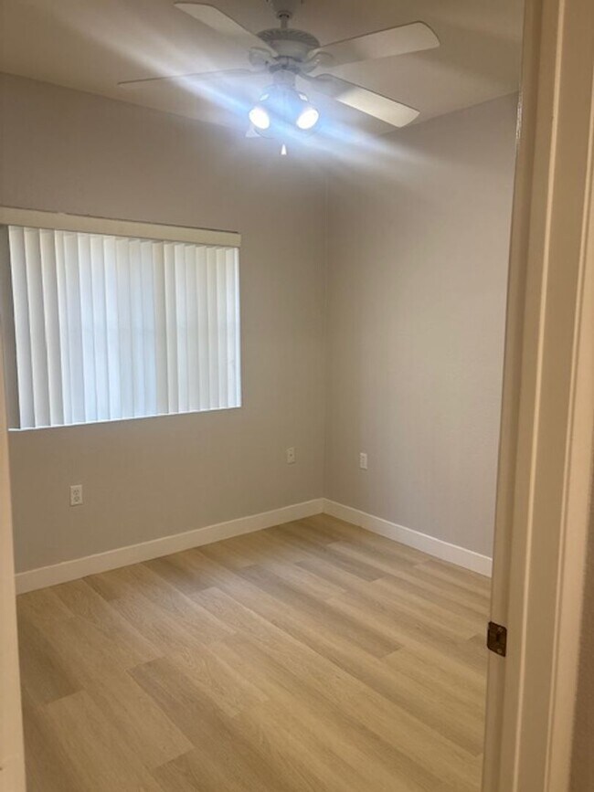 Building Photo - Downstairs unit with 3 bedroom and with two baths