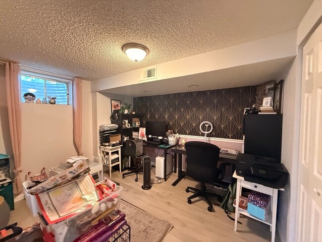 Building Photo - Comfortable Living in the Heart of Broomfield
