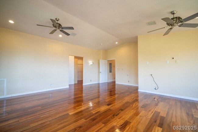 Building Photo - 3 Bedroom 3 Bathroom pet negotiable SFH in...