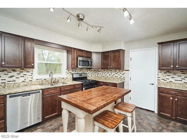 Building Photo - 2490 Coronado Ave