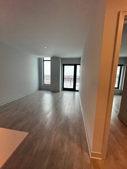 Building Photo - 1025 W Addison St