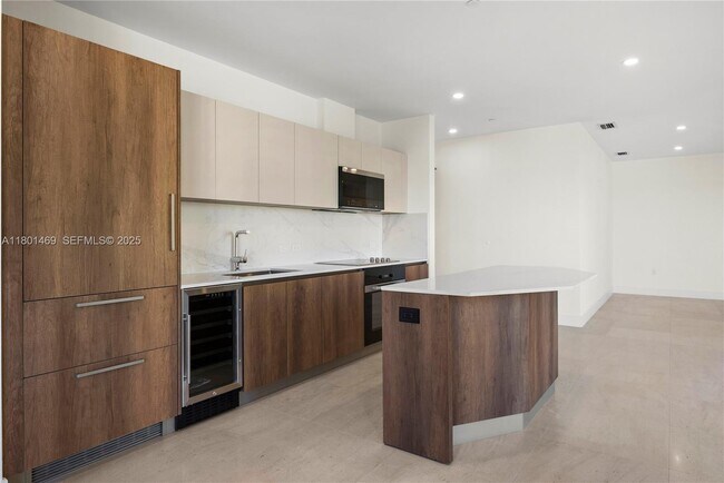 Building Photo - 701 Valencia Ave