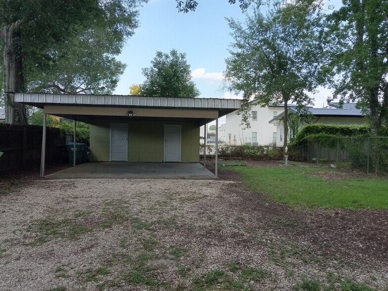 Carport/back yard - 305 S Magnolia St