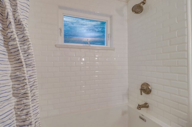 Building Photo - Furnished 2 Bedroom, 1 Bath