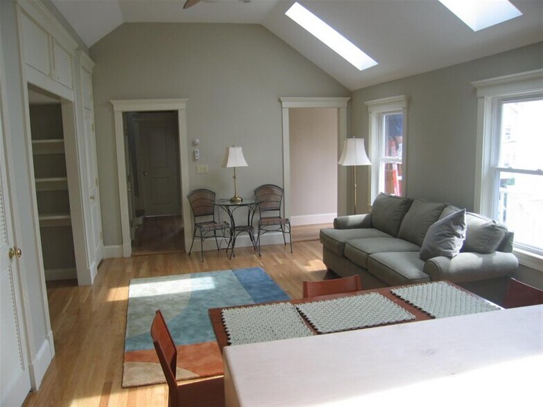 Building Photo - 117 Columbia St