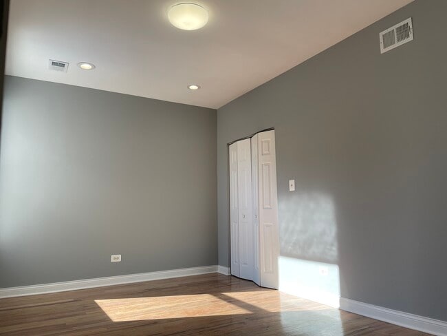 Building Photo - 1411 E 67th Pl