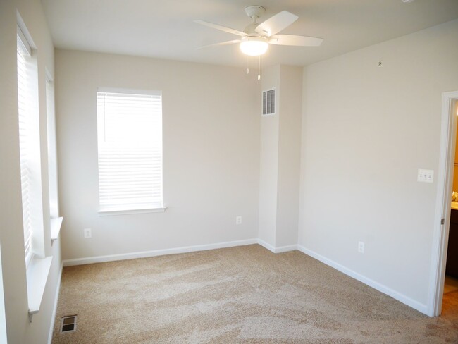 Building Photo - Stunning 3 Bedroom End Unit Townhome