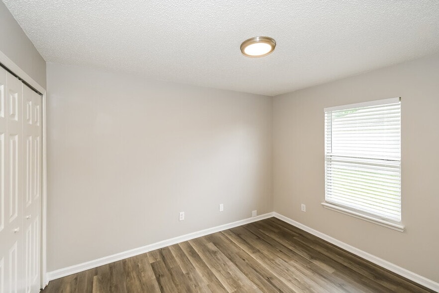 Building Photo - 1525 Ashleigh St