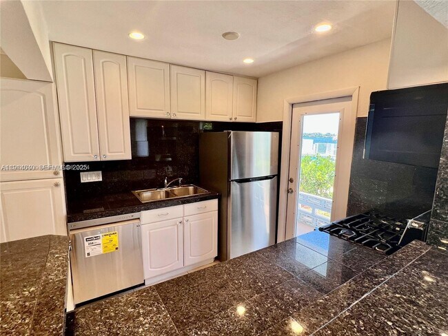 Building Photo - 2700 NE 135th St