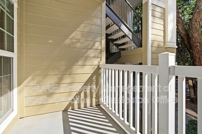 Building Photo - 700 Daniel Ellis Dr