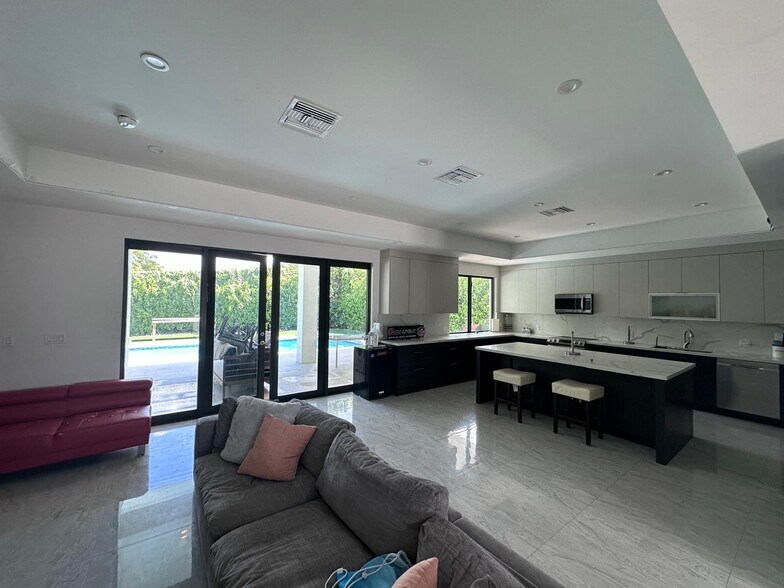 Building Photo - 6422 Coral Way