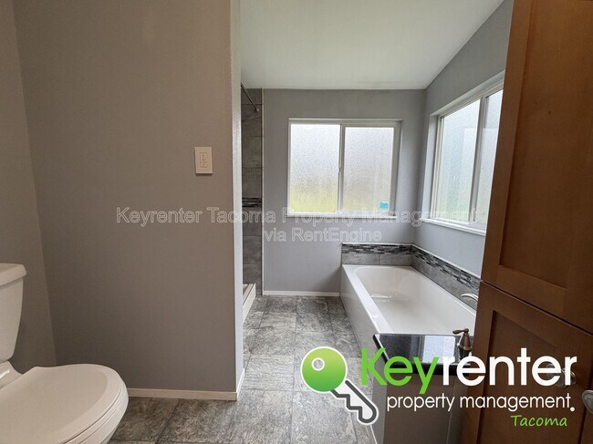 Building Photo - 121 349th St S