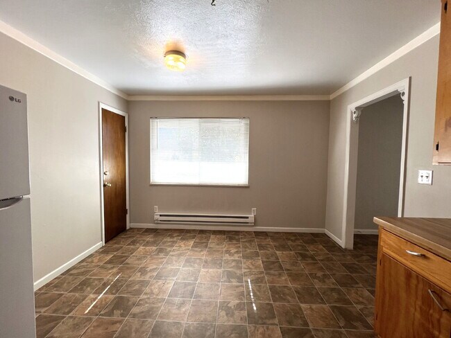 Building Photo - Charming West Side Upper-Level Duplex for ...