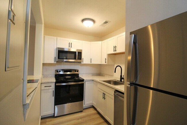 Building Photo - 1362 Bradley Dr