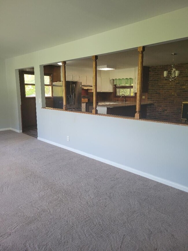 Building Photo - 5 bedroom 3 bath in Town Acres Subdivision