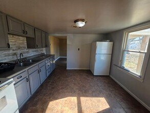 Building Photo - Clean 3 Bed Home - Available Now - Includes Stove & Refrigerator