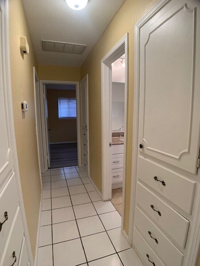 Building Photo - 3 Bedroom Northwest OKC!