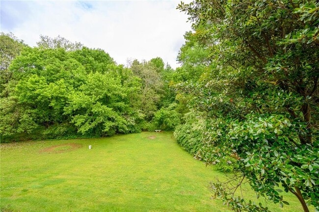 Building Photo - 1034 St James Crossing