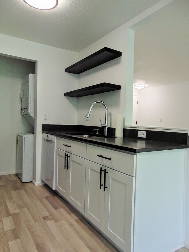 Building Photo - Beautifully Updated 2 Bedroom/2 Bath Renton Condo!