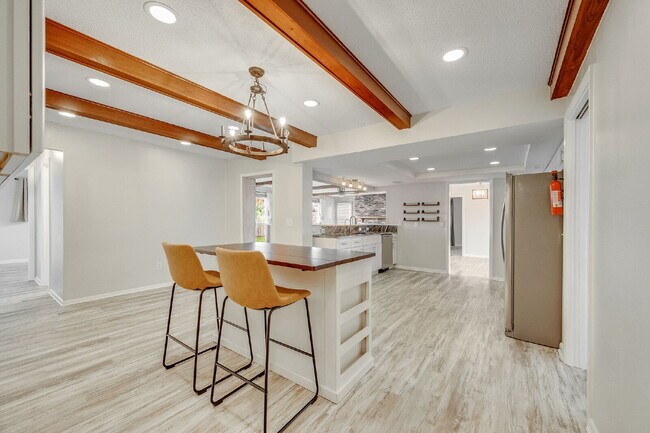 Building Photo - Beautiful 4 bedroom, 2 bathroom in Satellite Beach! NO HOA!!