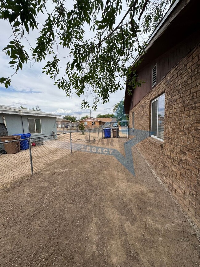Building Photo - Cute 2-Bedroom Duplex