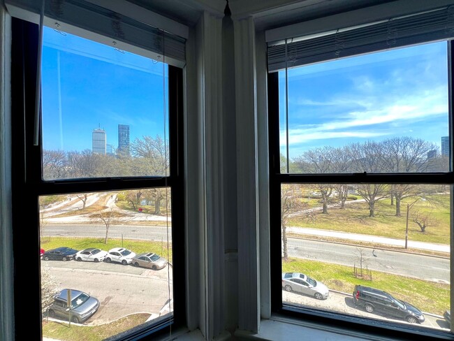 Building Photo - Renovated Top Floor 1-Bed on Park Drive | ...