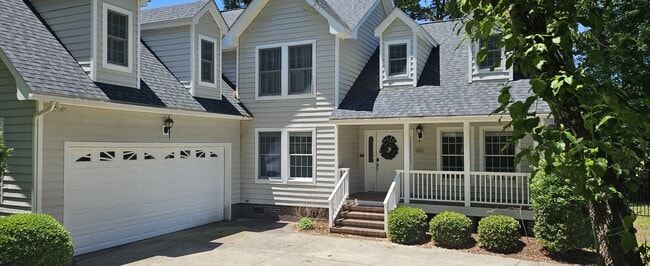 Building Photo - 33 Fairway Dr