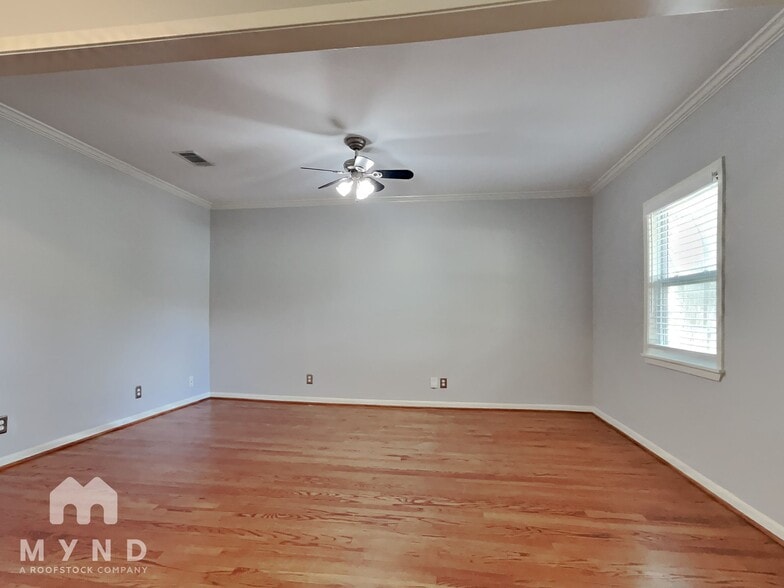 Building Photo - 7519 Schiller St