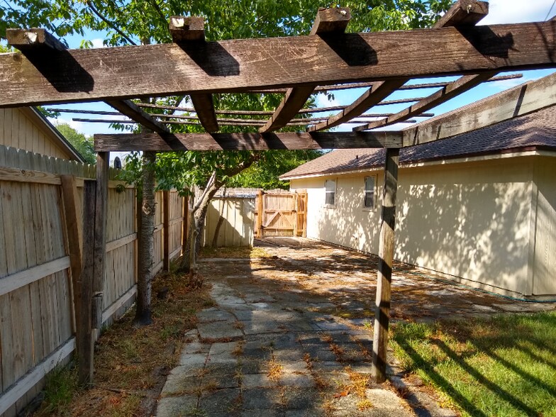 Building Photo - 8528 Echoridge Ct