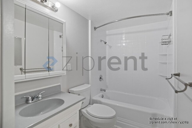Building Photo - 3350 Pepper Tree Ln