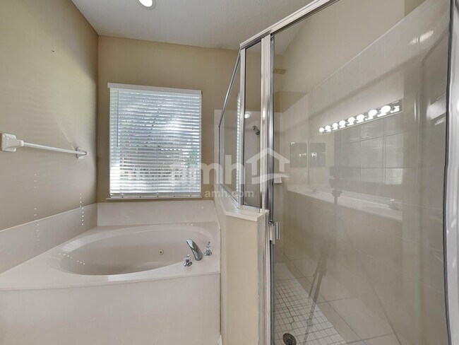 Building Photo - 2042 Ancient Oak Dr