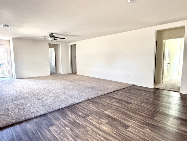 Building Photo - 1008 Riverdale Cove