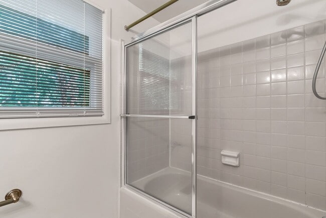 Building Photo - Fantastic 4 Bed 2.5 Bath Colonial Home Sou...