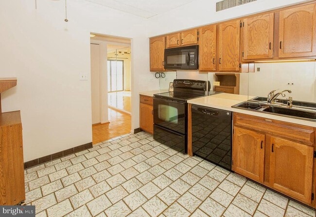 Building Photo - 20930 Valley Forge Cir